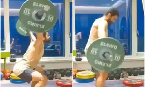 Team India Captain Virat Kohli: విరాట్ కోహ్లీ పుషప్స్ ఎక్సర్సైజ్.. వైరల్ వీడియో Team India Captain Virat Kohli: విరాట్ కోహ్లీ పుషప్స్ ఎక్సర్సైజ్.. వైరల్ వీడియో