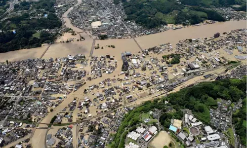 Heavy Floods in Southern Japan: రాత్రికి రాత్రే భారీ వర్షాలు, వరదలు.. పలువురు గల్లంతు Heavy Floods in Southern Japan: రాత్రికి రాత్రే భారీ వర్షాలు, వరదలు.. పలువురు గల్లంతు