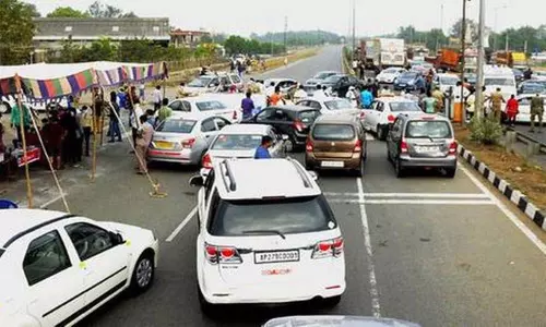 People leaving Hyderabad: కరోనా దెబ్బకు హైదరాబాద్ సగం ఖాళీ.. దర్శనమిస్తున్న టులెట్ బోర్డులు