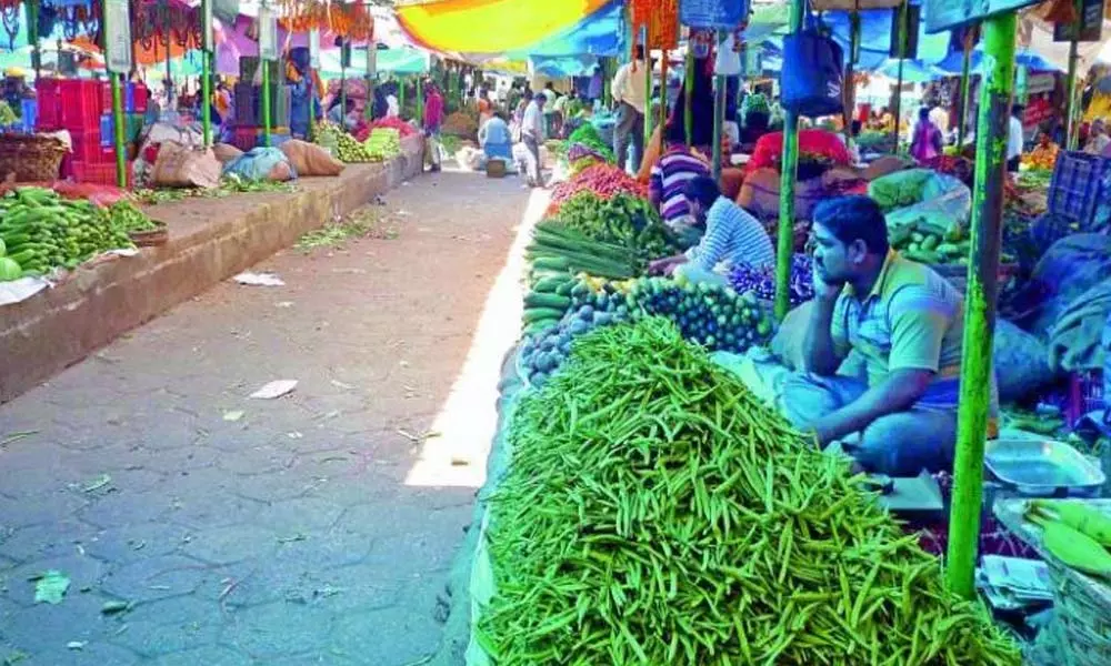 Erragadda Rythu Bazar closed in Hyderabad: కరోనా దెబ్బకు మూతపడ్డ ఎర్రగడ్డ రైతు బజార్