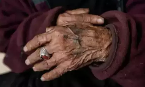 Tragedy in Bhonagiri: కరోనా వేళ.. కన్నతల్లిని నడి రోడ్డుపై వదిలేసి కొడుకు Tragedy in Bhonagiri: కరోనా వేళ.. కన్నతల్లిని నడి రోడ్డుపై వదిలేసి కొడుకు