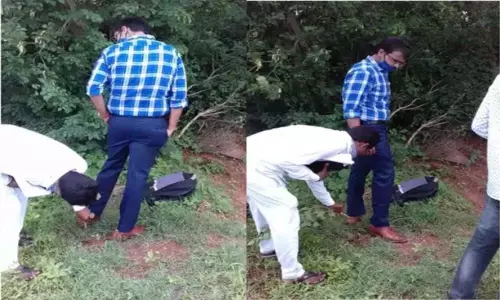 Attender Cleans Trainee Collector Shoes: తోటి ఉద్యోగితో బూట్లకు అంటుకున్న బురదను తుడిపించిన ట్రైనీ కలెక్టర్ Attender Cleans Trainee Collector Shoes: తోటి ఉద్యోగితో బూట్లకు అంటుకున్న బురదను తుడిపించిన ట్రైనీ కలెక్టర్