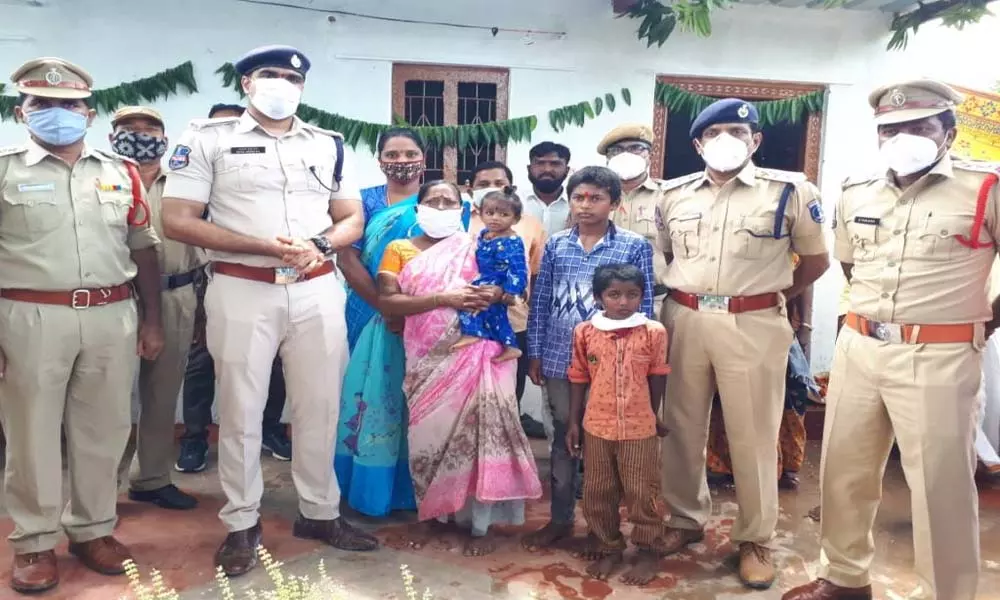 SP Helped to Orphans in Telangana: అనాధలకు పోలీసు అధికారి సహాయం