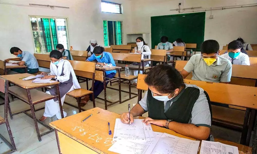 UGC Exam Update: యుజీసీ ఎగ్జామ్స్ కు గ్రీన్ సిగ్నల్.. నిబంధనలు పాటించాలంటూ సూచనలు