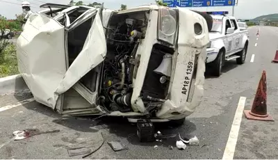 Balineni Srinivas Reddy Escort Vehicle Accident : ఏపీ మంత్రి బాలినేని ఎస్కార్ట్‌ వాహనం బోల్తా.. ఒకరు మృతి