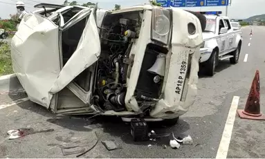 Balineni Srinivas Reddy Escort Vehicle Accident : ఏపీ మంత్రి బాలినేని ఎస్కార్ట్‌ వాహనం బోల్తా.. ఒకరు మృతి