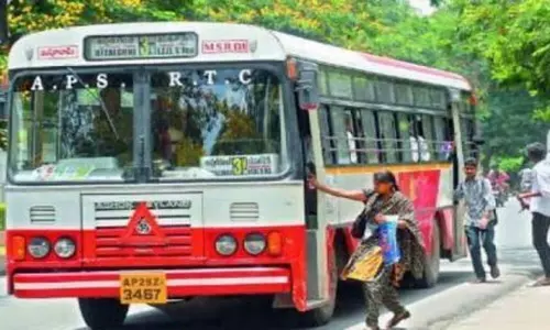 Coronavirus Effect: ప్రజా రవాణా ఎప్పుడు మొదలవుతుంది..? Coronavirus Effect: ప్రజా రవాణా ఎప్పుడు మొదలవుతుంది..?