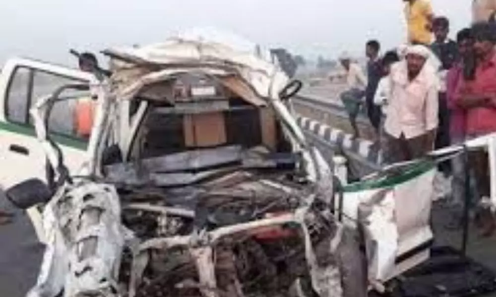 Agra Road Accident: నిద్రిస్తున్న వారిపైకి కంటైనర్.. ఐదుగురు మృతి