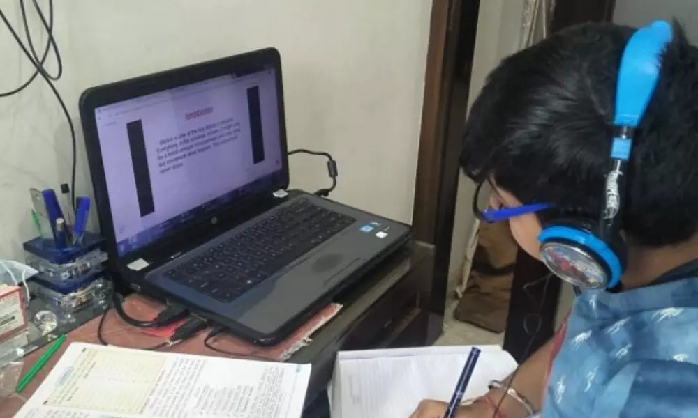 Online Classes : ఆన్ లైన్ లో మోగుతున్న బడి గంట.. ప్రైవేట్ స్కూళ్లకు ధీటుగా సర్కార్ బడులు