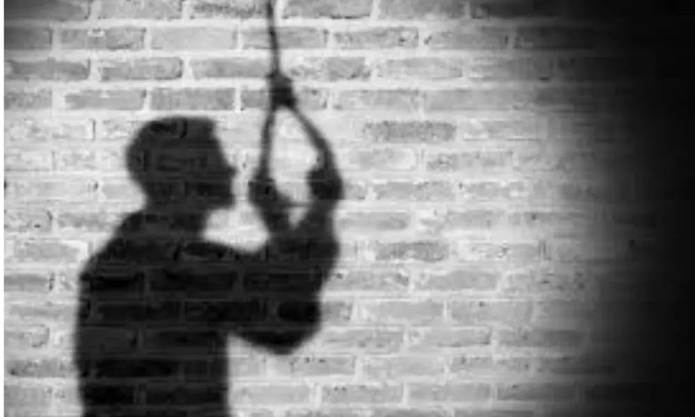 A Boy commits to suicide in Quarantine: క్వారంటైన్ లో ఉండలేక బాలుడు ఆత్మహత్య