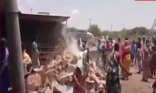 Women Attack on Wine Shop: మద్యం షాపుపై మహిళలు దాడి