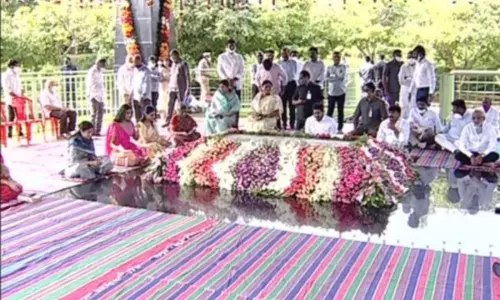 YSR 71st Birth Anniversary : వైఎస్సార్కు కుటుంబ సభ్యుల నివాళి YSR 71st Birth Anniversary : వైఎస్సార్కు కుటుంబ సభ్యుల నివాళి