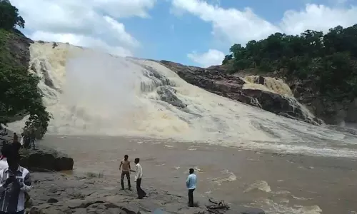 Coronavirus Effect on Kuntala Waterfall : కరోనాతో కరువైన జన సందడి