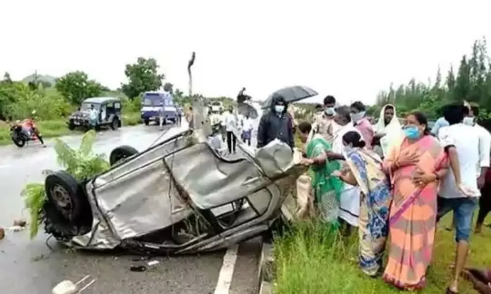 Road Accident in Anantapur : ఘోర రోడ్డు ప్రమాదం.. ముగ్గురు మృతి