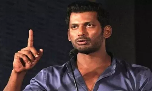 Hero Vishal Manager Car Damaged: మరింతగా ముదిరిన వివాదం.. హీరో విశాల్ మేనేజర్ కారు ధ్వంసం! Hero Vishal Manager Car Damaged: మరింతగా ముదిరిన వివాదం.. హీరో విశాల్ మేనేజర్ కారు ధ్వంసం!