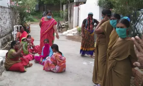 Wife Dharna in Front of Husband House: లాక్డౌన్కు ముందు ఒకరితో వివాహం.. నెల వ్యవధిలోనే మరొకరితో.. Wife Dharna in Front of Husband House: లాక్డౌన్కు ముందు ఒకరితో వివాహం.. నెల వ్యవధిలోనే మరొకరితో..