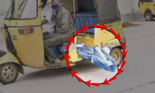 Corona Infected Dead Body Moved In An Auto: ఆటోలో కరోనా మృతదేహం తరలింపు.. Corona Infected Dead Body Moved In An Auto: ఆటోలో కరోనా మృతదేహం తరలింపు..