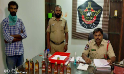 అక్రమంగా మద్యం విక్రయిస్తున్న వ్యక్తి అరెస్ట్ అక్రమంగా మద్యం విక్రయిస్తున్న వ్యక్తి అరెస్ట్