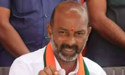 టీఆర్ ఎస్ కిరాయి గూండాలు బీజేపీ ఆఫీస్-ఎంపీ అరవింద్ పై దాడి చేయడాన్ని ఖండిస్తున్నాం- బండి సంజయ్ బీజేపీ రాష్ట్ర అధ్యక్షుడు తెలంగాణ టీఆర్ ఎస్ కిరాయి గూండాలు బీజేపీ ఆఫీస్-ఎంపీ అరవింద్ పై దాడి చేయడాన్ని ఖండిస్తున్నాం- బండి సంజయ్ బీజేపీ రాష్ట్ర అధ్యక్షుడు తెలంగాణ