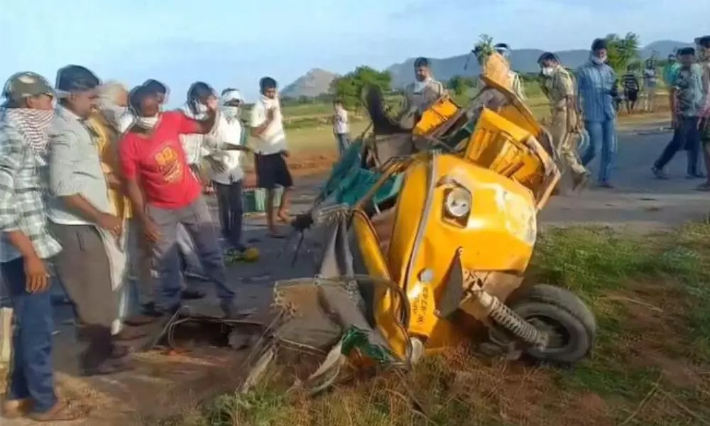 Lorry hits Auto In Anantapur:  ఆటోను ఢీకొట్టిన లారీ, ముగ్గురి దుర్మరణం