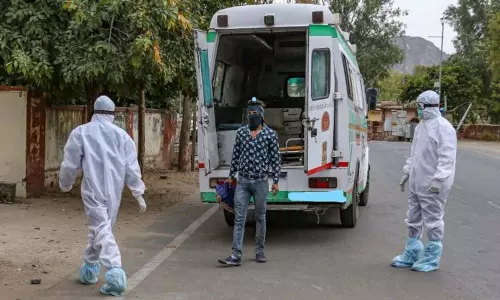 Stopping Burial in the Name of Corona: కరోనా పేరుతో ఖననం నిలిపివేత.. అడ్డుకున్న గ్రామస్తులు Stopping Burial in the Name of Corona: కరోనా పేరుతో ఖననం నిలిపివేత.. అడ్డుకున్న గ్రామస్తులు