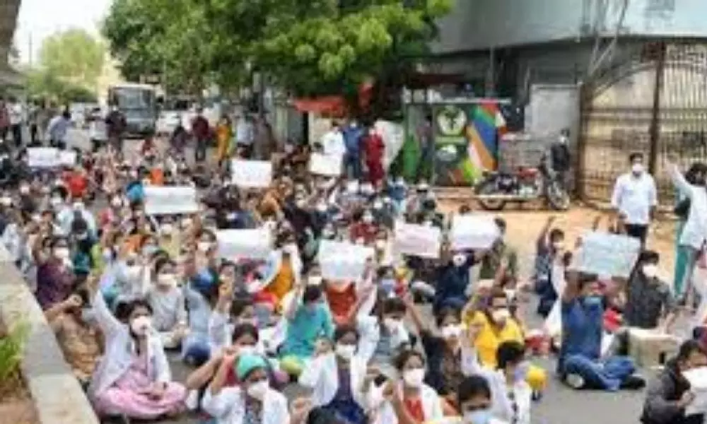 Gandhi Hospital Outsourcing Employees Withdraw Protest: సమ్మె విరమించిన గాంధీ సిబ్బంది.. ప్రభుత్వంతో చర్చలు సఫలం