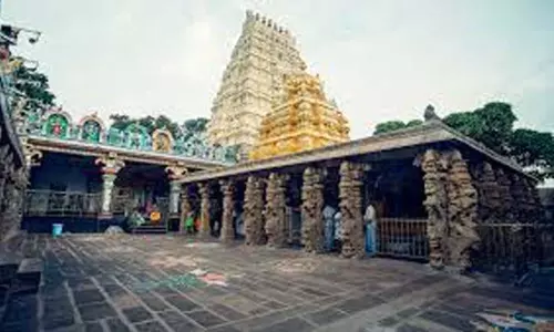Coronavirus Effect Devotees Visit Suspended: నేటి నుంచి వారం రోజుల పాటు దర్శనాలు నిలిపివేత.. శ్రీశైలంలో కేసులు పెరుగుతున్న కేసులు Coronavirus Effect Devotees Visit Suspended: నేటి నుంచి వారం రోజుల పాటు దర్శనాలు నిలిపివేత.. శ్రీశైలంలో కేసులు పెరుగుతున్న కేసులు