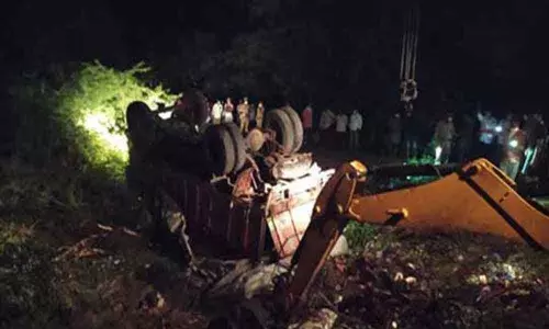 Road Accident in Mahabubabad: మహబూబాబాద్ జిల్లాలో ఘోర రోడ్డు ప్రమాదం.. నలుగురు మృతి.. Road Accident in Mahabubabad: మహబూబాబాద్ జిల్లాలో ఘోర రోడ్డు ప్రమాదం.. నలుగురు మృతి..