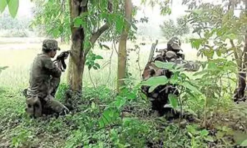 Encounter Between Police and Maoists: పోలీసులు, మావోయిస్టుల మధ్య ఎక్ కౌంటర్.. భద్రాద్రి అడవుల్లో పోలీసుల కూంబింగ్