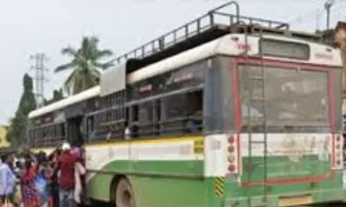 Break for APSRTC Ground Booking services: నేటి నుంచి బస్సుల్లోనే కండక్టర్ విధులు, ఉత్తర్వులు జారీ చేసిన ప్రభుత్వం Break for APSRTC Ground Booking services: నేటి నుంచి బస్సుల్లోనే కండక్టర్ విధులు, ఉత్తర్వులు జారీ చేసిన ప్రభుత్వం