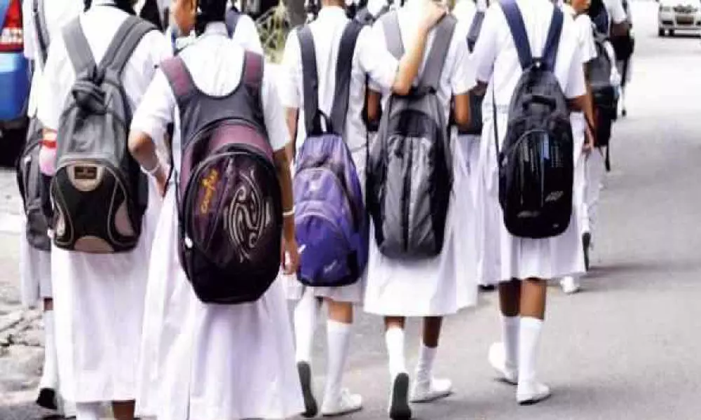 Officials Launch Raids on Schools : ప్రయివేట్ స్కూళ్ల ఫీజులుం పై అధికారుల కొరడా !
