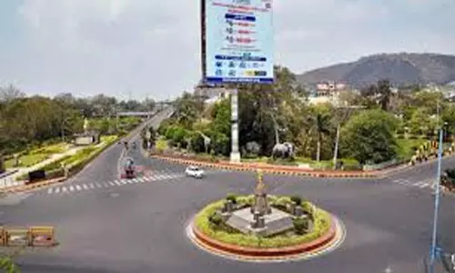 People Self Lockdown in AP: ఎక్కడికక్కడే లాక్ డౌన్.. స్వచ్చందంగా విధించుకుంటున్న ప్రజలు, వ్యాపార వర్గాలు People Self Lockdown in AP: ఎక్కడికక్కడే లాక్ డౌన్.. స్వచ్చందంగా విధించుకుంటున్న ప్రజలు, వ్యాపార వర్గాలు