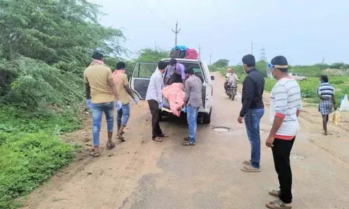 SI Dharani Babu Expressed his Humanity: అయిన వాడయిన ధరణిబాబు.. మానవత్వం చాటుకున్న ఎస్ఐ SI Dharani Babu Expressed his Humanity: అయిన వాడయిన ధరణిబాబు.. మానవత్వం చాటుకున్న ఎస్ఐ