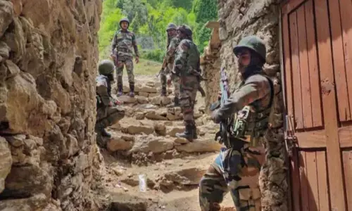 Encounter in Kashmirs Shopian District: కాశ్మీర్‌లో మరోసారి తుపాకీ మోత.. ముగ్గురు ఉగ్రవాదుల ఏరివేత