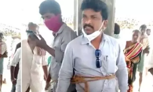 Villagers tied Electrical Staff:విద్యుత్ అధికారులకు వింత పనిష్మెంట్ ఇచ్చిన గ్రామస్థులు..