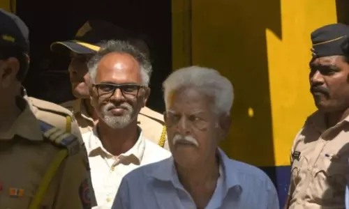 Varavara Rao Shifted to Nanavati Hospital: వరవరరావును నానావతి ఆస్పత్రికి తరలించిన పోలీసులు