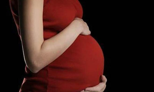 Woman Delivery in Forest: ప్రసవ వేదనలో నిండు గర్భిణి.. భుజాలపై మోసుకెళ్లిన భర్త..