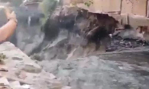 Heavy Rains in Delhi: దేశరాజధానిలో కుండపోత వర్షం.. నేలమట్టమైన ఇల్లు Heavy Rains in Delhi: దేశరాజధానిలో కుండపోత వర్షం.. నేలమట్టమైన ఇల్లు