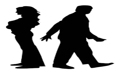 Man Cheated Young Woman: రెండు పెళ్లిళ్లు చేసుకున్న ప్రభుద్దుడు.. చివరికి ఏమైందంటే... Man Cheated Young Woman: రెండు పెళ్లిళ్లు చేసుకున్న ప్రభుద్దుడు.. చివరికి ఏమైందంటే...