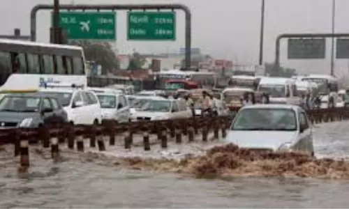 Heavy Rain in Delhi: భారీ వర్షాలు వరదలతో ఢిల్లీ అతలాకుతలం Heavy Rain in Delhi: భారీ వర్షాలు వరదలతో ఢిల్లీ అతలాకుతలం