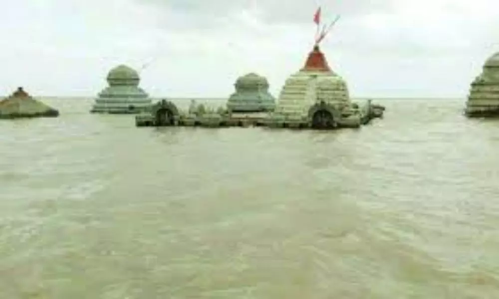 Sangameswaram Temple Kurnool: సంగమేశ్వరుడుని చుట్టేసిన గంగమ్మ..