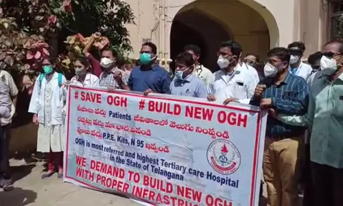 Osmania Hospital Doctors Protest: ఉస్మానియాను కూల్చండి.. వైద్యుల నిరసన.. Osmania Hospital Doctors Protest: ఉస్మానియాను కూల్చండి.. వైద్యుల నిరసన..