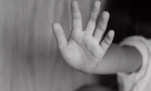 House Owner Victimization on Tenants: తళ్లీకూతుళ్లపై ఇంటి యాజమాని అఘాయిత్యం