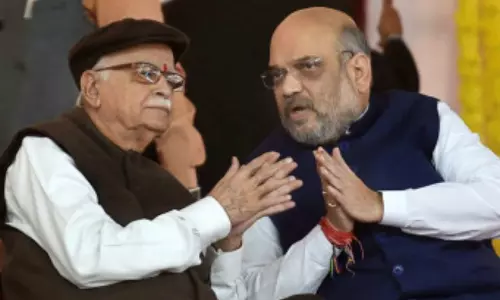 Amit Shah meets LK Advani: ఎల్కే అద్వానీతో హోంమంత్రి అమిత్ షా భేటీ.. Amit Shah meets LK Advani: ఎల్కే అద్వానీతో హోంమంత్రి అమిత్ షా భేటీ..