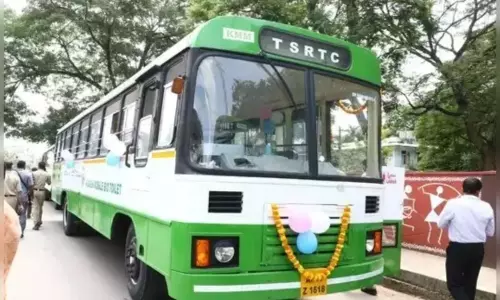 CM KCR Order to Puvvada: ఆ బస్సుల రంగును తొలగించండి.. సీఎం