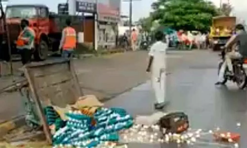 Egg Seller in Indore: వంద రూపాయల లంచం ఇవ్వనందుకు కోడిగుడ్ల బండిని తోసేశారు