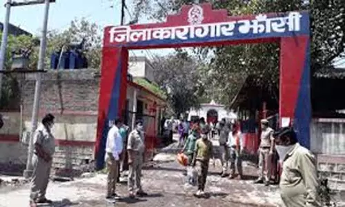 Coronavirus Positive for Prisoners in UP: నేరస్తులకు పాజిటివ్ సెగ.. ఒకే జైలులో 120 మందికి పాజిటివ్ Coronavirus Positive for Prisoners in UP: నేరస్తులకు పాజిటివ్ సెగ.. ఒకే జైలులో 120 మందికి పాజిటివ్