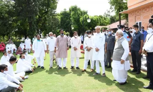 Rajasthan Political Crisis : రాజ్ భవన్ ను ముట్టడించిన రాజస్థాన్ సీఎం Rajasthan Political Crisis : రాజ్ భవన్ ను ముట్టడించిన రాజస్థాన్ సీఎం