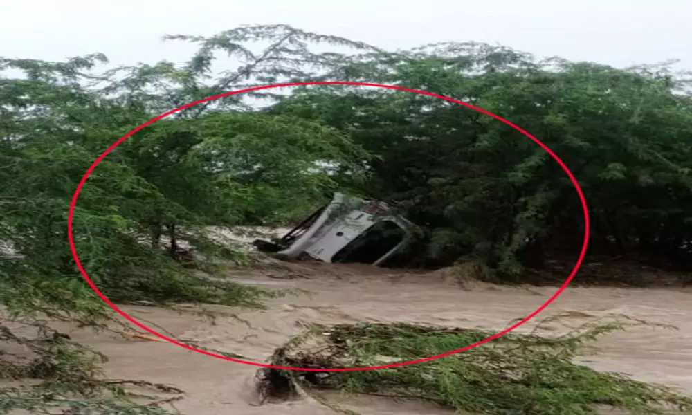 Car Washed Away in the Kallugotla Vagu: వాగులో కొట్టుకుపోయిన కారు.. మ‌హిళ గ‌ల్లంతు