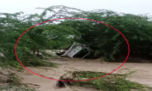 Car Washed Away in the Kallugotla Vagu: వాగులో కొట్టుకుపోయిన కారు.. మహిళ గల్లంతు Car Washed Away in the Kallugotla Vagu: వాగులో కొట్టుకుపోయిన కారు.. మహిళ గల్లంతు